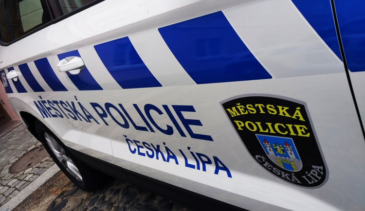 Útoky agresivní party na děti u českolipského Kauflandu. Někteří agresoři byli opilí