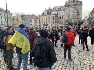 Jsme s vámi! U radnice se na podporu Ukrajiny sešly stovky lidí