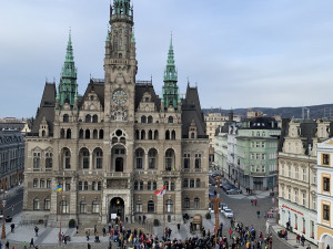 Jsme s vámi! U radnice se na podporu Ukrajiny sešly stovky lidí