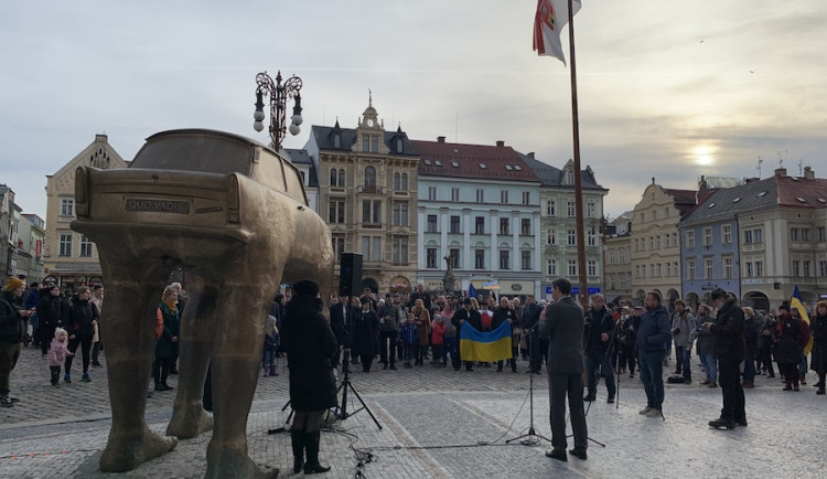 Jsme s vámi! U radnice se na podporu Ukrajiny sešly stovky lidí