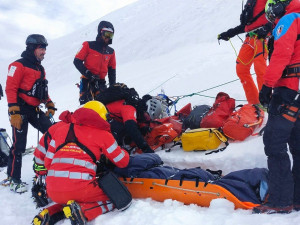 Ze Sněžky se na polskou stranu hory zřítil mladý muž. Padal téměř 400 metrů