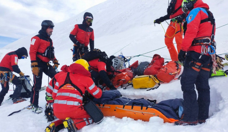 Ze Sněžky se na polskou stranu hory zřítil mladý muž. Padal téměř 400 metrů