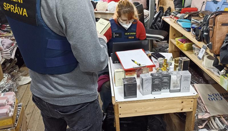 Celníci zabavili na tržnici na Znojemsku padělky za miliony korun