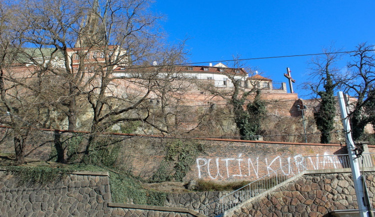 Brno zaplavily protiruské nápisy. Sprejeři se vyřádili i pod Petrovem