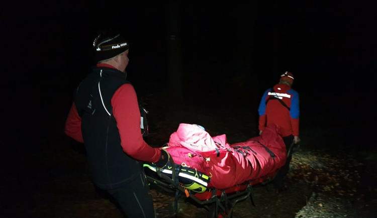 Běžec v Jizerkách uklouzl a zlomil si bérec. Záchranáři ho nesli stovky metrů 