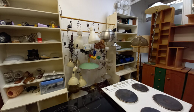 Za necelý rok zachránila 65 tun nábytku. Nábytková banka pomáhá lidem v nouzi