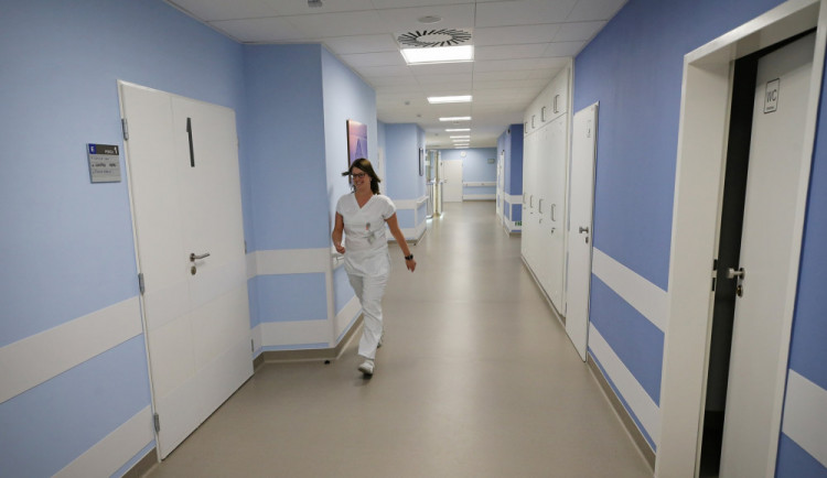 Liberecká nemocnice zrušila zákaz návštěv. Stále platí další omezení