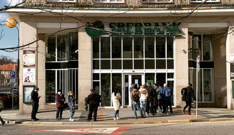 Vklady klientů na účtech končící Sberbank jsou pojištěny, hypotéky se musejí dál splácet