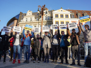 Svobodu a slávu Ukrajině, znělo centrem Liberce, které zaplnily stovky lidí