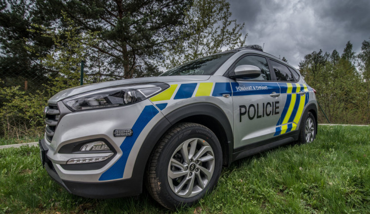 Díra v dodávce, škoda za třicet tisíc. Zloděj přitom ukradl jen prázdnou krabici