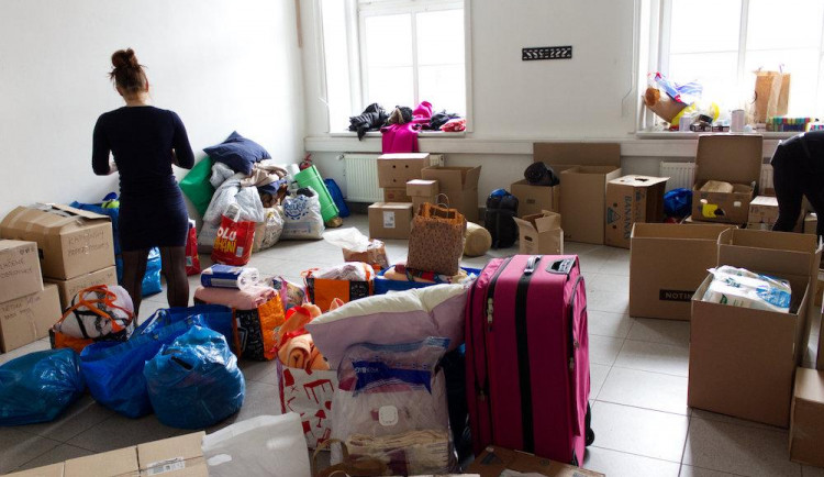 Plyšáci i hygienické potřeby. Brňané plní sběrná místa věcmi pro ukrajinské rodiny