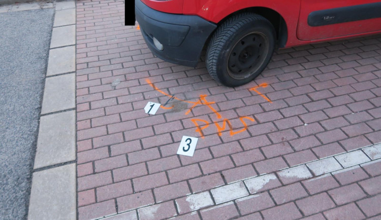 Neodhadl odstup od zaparkovaného auta a naboural. Potom nadýchal přes dvě promile