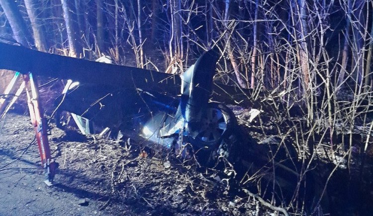 Auto v Karlově vylétlo ze silnice a přerazilo strom, řidič skončil v nemocnici
