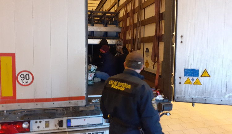 Policisté vyvedli z kamionu na jižní Moravě sedm migrantů
