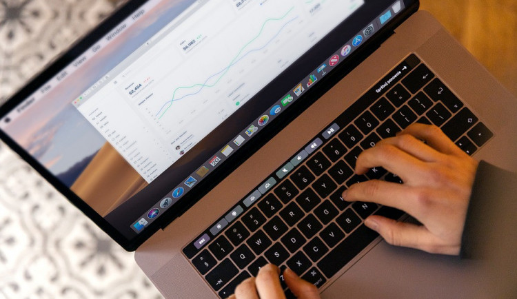 Chtěla investovat do kryptoměny. Žena během půl roku přišla o čtyři miliony