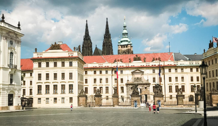 Rok před inaugurací nového prezidenta podle kurzů vede Pavel před Babišem