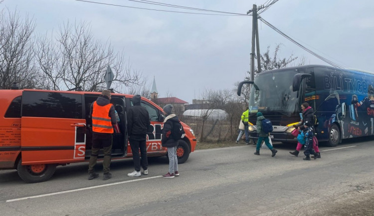 Normálně v něm jezdí hokejisté. Teď tygří autobus přivezl padesát uprchlíků z Ukrajiny