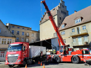 Část kamionu v Raspenavě se propadla do propustku. Ven mu pomohl jeřáb