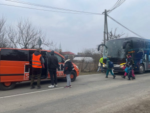 Normálně v něm jezdí hokejisté. Teď tygří autobus přivezl padesát uprchlíků z Ukrajiny