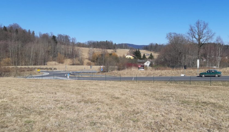 Dlouhé kolony a čekání ve Studánce. ŘSD začalo s výstavbou osvětlení na kruháči