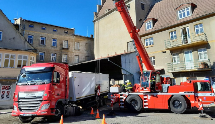 Část kamionu v Raspenavě se propadla do propustku. Ven mu pomohl jeřáb