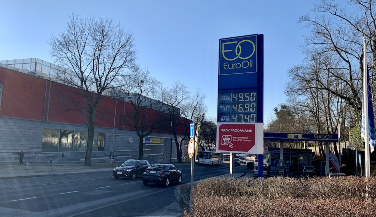 Nejdražší benzín je v Libereckém kraji. Ceny stále rostou, podle ekonomů může stát přes 55 korun