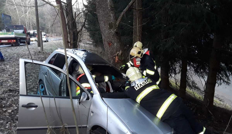 Řidič byl vážně zraněn, k jeho vyproštění byli povoláni profesionální jablonečtí hasiči.