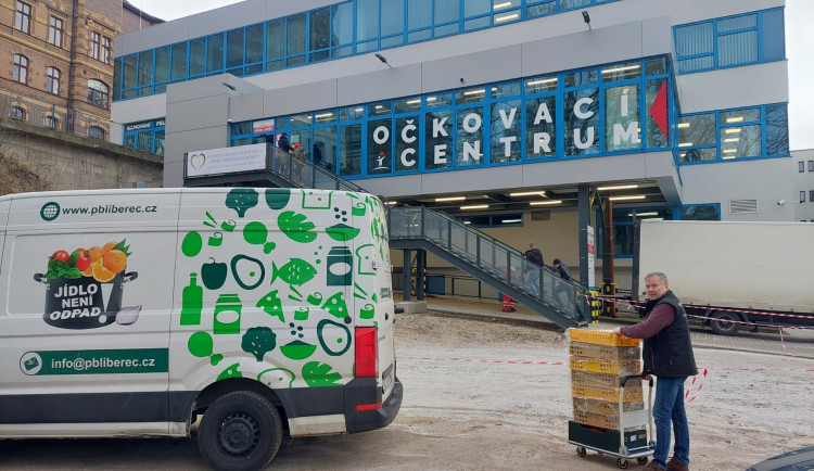 Uprchlíkům pomáhá i potravinová banka. Aktuálně nejvíc chybí oleje a toaletní papír