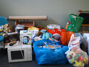 Dárci přinesli drobné spotřebiče, nádobí i hygienické potřeby.