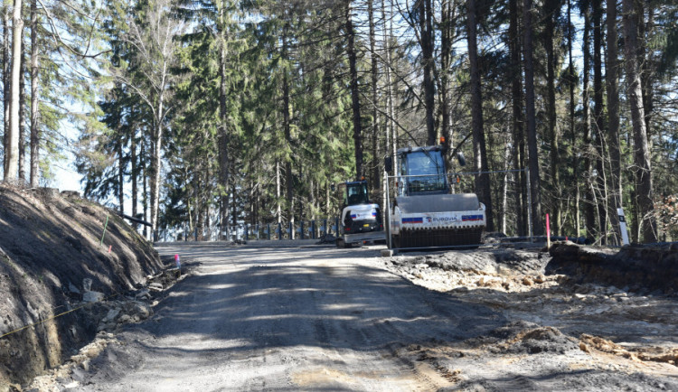 Rekonstrukce silnice potrvá do května příštího roku. Doprava však nebude úplně uzavřena.