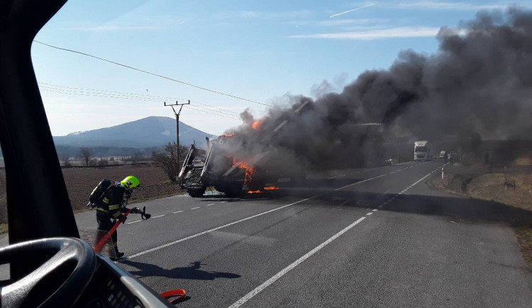 Traktor začal hořet na silnici v Holanech. V přívěsu vezl dobytek