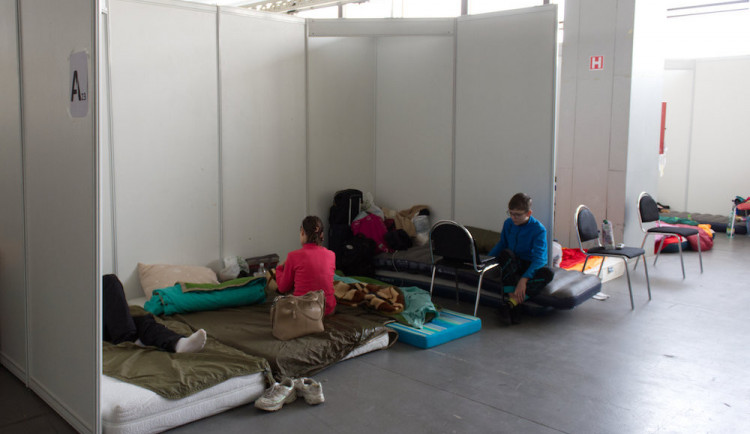 Hasiči z jižní Moravy převážejí stovky uprchlíků do nových ubytování