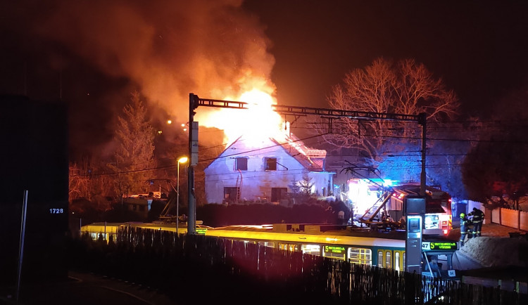 Obyvatele Vratislavic v noci vystrašily sirény. Hořel dům, zranil se hasič