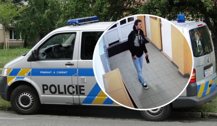 Zloděj vykradl sklepy v domě v Libušině ulici. Hledá ho policie