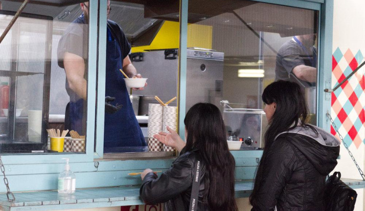 Jsme tady, protože jsme blázni. Uprchlíkům v Brně vaří na vlastní náklady trojice kuchařů