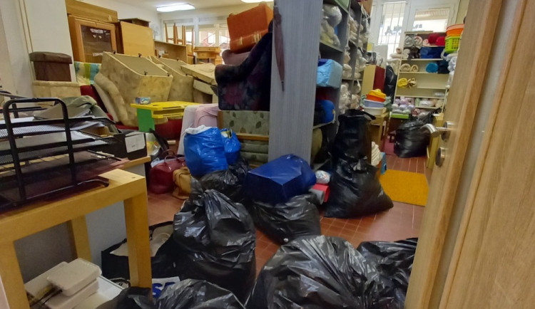 Výzvu nábytkové banky v Liberci dárci vyslyšeli, přivezli matrace i postele