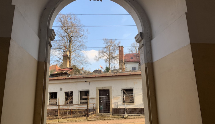 Odkazoval na historii Liberce, teď se hospoda U Severů bourá. Nahradí ji nový dům