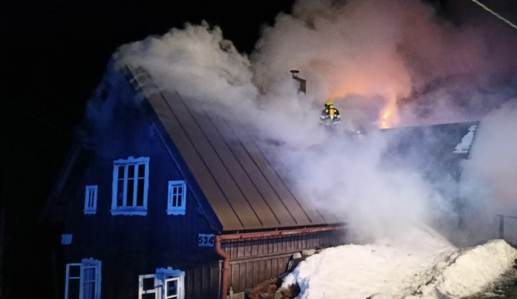 V noci hořela chalupa v Polubném. Škoda jde do milionů