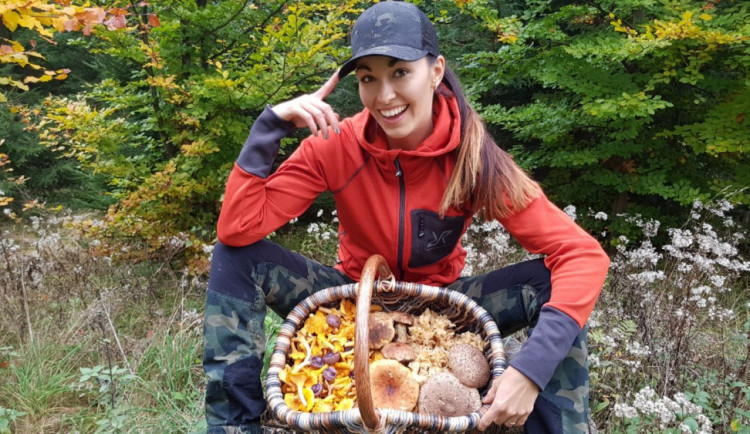 Houbařka Lucka inspiruje tisíce lidí k houbařským výpravám do lesa v každém ročním období