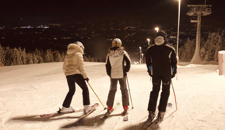 Některé skiareály v Libereckém kraji měly letos rekordní návštěvnost. Úspěch přineslo i večerní lyžování