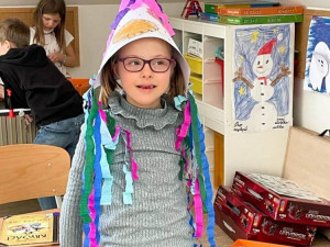 Karolínka s Downovým syndromem chodí do běžné školy, lyžuje a tancuje