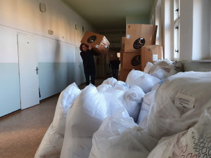 Bývalý internát Zeyerova už se plní výbavou. První uprchlíci by se mohli ubytovat ve čtvrtek