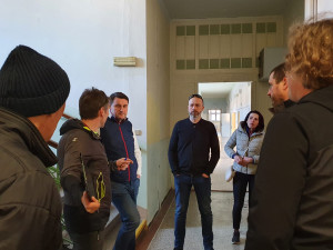 Bývalý internát Zeyerova už se plní výbavou. První uprchlíci by se mohli ubytovat ve čtvrtek