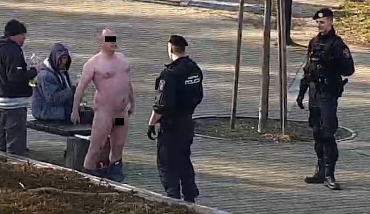 Nahý bezdomovec řádil v Lípě. Jděte do ***, vy ***, řval na strážníky