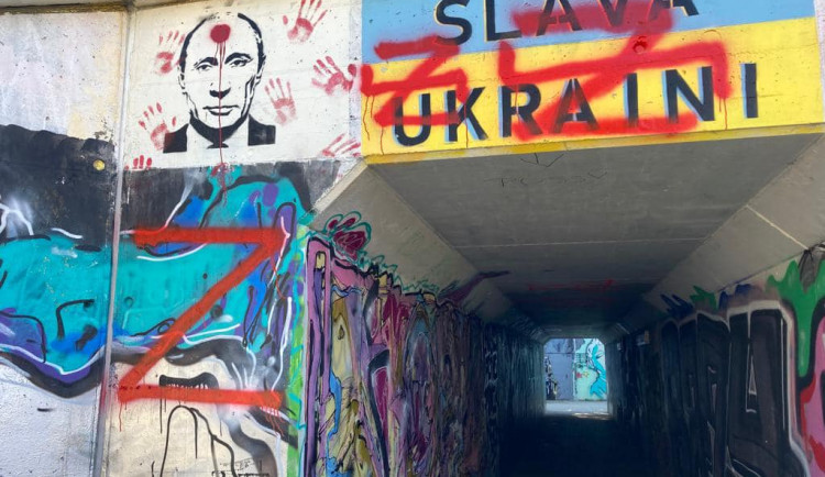 Symbol ruské agrese na zdech turnovského podchodu. Vandal posprejoval ukrajinskou vlajku i portrét Václava Havla