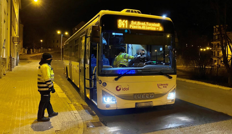 Policisté během ranních hodin kontrolovali řidiče autobusů a tramvají