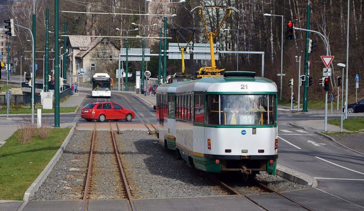 Kácením stromů začaly v Jablonci práce na modernizaci tramvajové trati. Ta vyjde na stamiliony