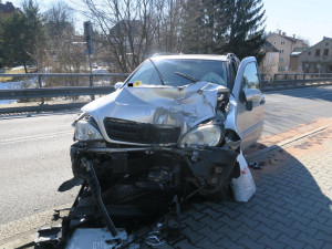 Řidič na Jablonecku upadl do mikrospánku, auto narazilo do sloupu