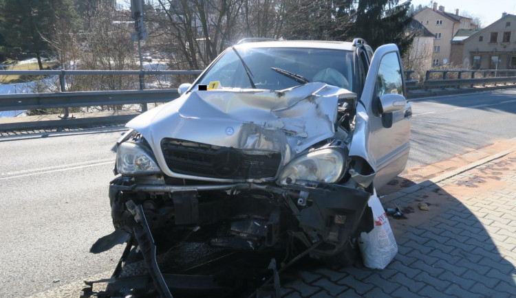 Auto vyjelo ze silnice a narazilo do sloupu elektrického vedení.