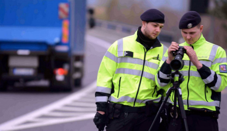 Policie bude dnes na 950 místech po celém Česku měřit rychlost aut